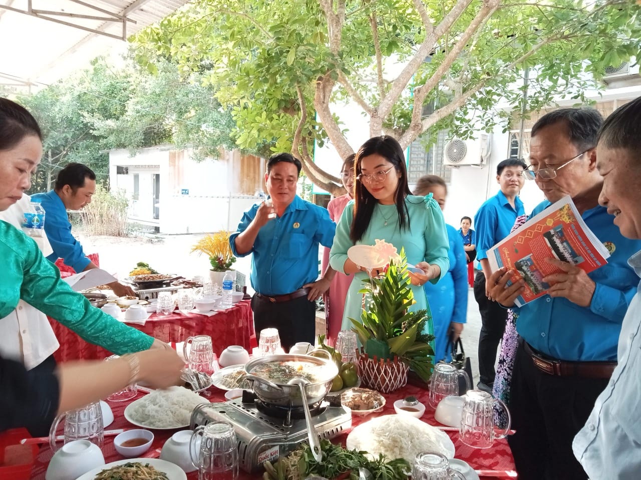 Quan canh hoi nghi