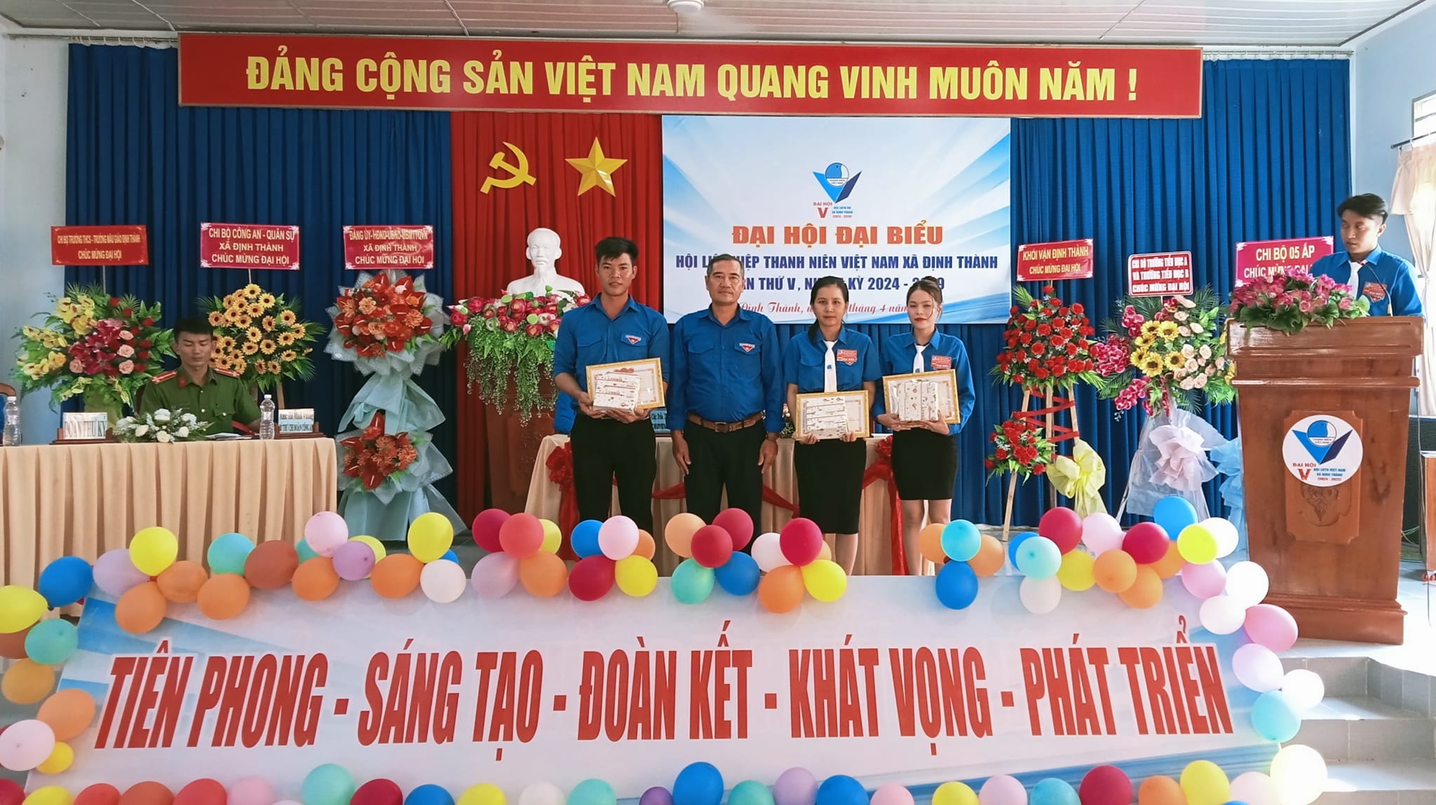 Khen thuong Dai hoi